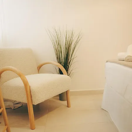 Gaia House - Exclusive & Free Parking