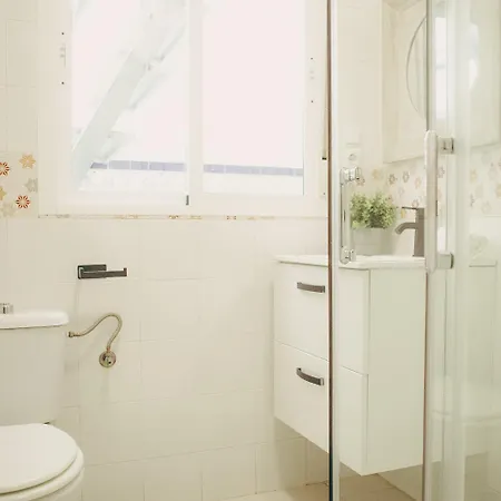 Gaia House - Exclusive & Free Parking